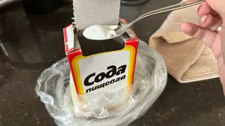 Только дилетанты чистят засоры в трубах содой и уксусом: настоящие сантехники знают другой хитрый способ - делюсь лайфхаком