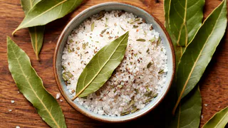 Смешайте соль с лаврушкой — и сразу на подоконник: так делают только умные хозяйки — решение сразу 2 проблем