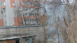 Двое рязанцев жгут мусор в центре города на Пожалостина