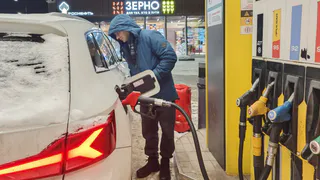 Топливо АИ-92 и АИ-95 разливают из одной бочки, но цена у них разная - и вот почему: узнал у сотрудника АЗС