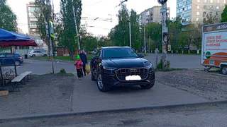 В Рязани водитель решил припарковаться на пешеходном переходе