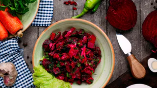 Банальный винегрет в пролете: сытный и вкусный салат со свеклой — у домашних за ушами трещит