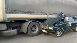 Крышу как ножом срезали: на Зубковой "семерка" влетела под фуру