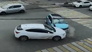 Не разъехались на перекрестке: появилось видео ДТП на пересечении Горького и Свободы