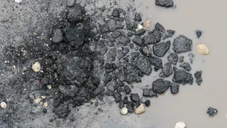 "Имитация весны": как чувствует себя асфальт, который две недели назад укладывали прямо в снег