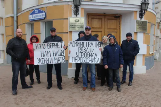 Родственники скончавшейся рязанки привезли гроб с ее телом к зданию администрации города