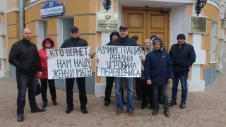 Родственники скончавшейся рязанки привезли гроб с ее телом к зданию администрации города