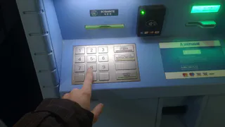 Не нажимайте сюда на банкомате - опасная ловушка для тех, кто снимает деньги с карты