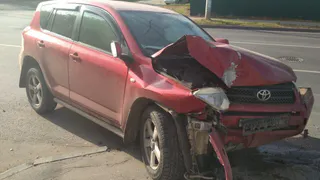 Капот всмятку: на Гражданской Тойота врезалась в столб
