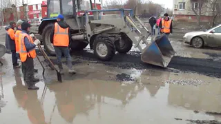 Асфальт, закатанный в лужи, достанут обратно