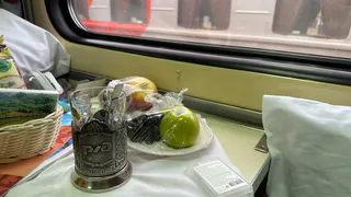 Едва я вошла, соседка заняла нижнюю полку и отказала в чае: я обидела ее, не подозревая, кем она оказалась