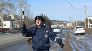 Инспектор ДПС жезлом останавливает прямо на мосту: в чём подвох и что делать водителю?