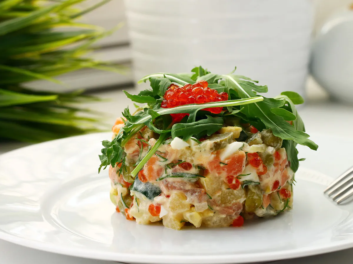 Тот самый классический рецепт "Оливье" прямиком из СССР - станет королем новогоднего стола