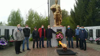Выгоничские коммунисты отметили годовщину Победы возложением цветов