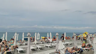 Это уже совсем другая Анапа: больное Черное море, стопки ненужных лежаков и пустые рестораны - честный отзыв туристки о поездке на юг