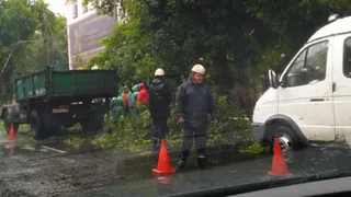 Обрыв проводов парализовал движение по улице Советской в Брянске