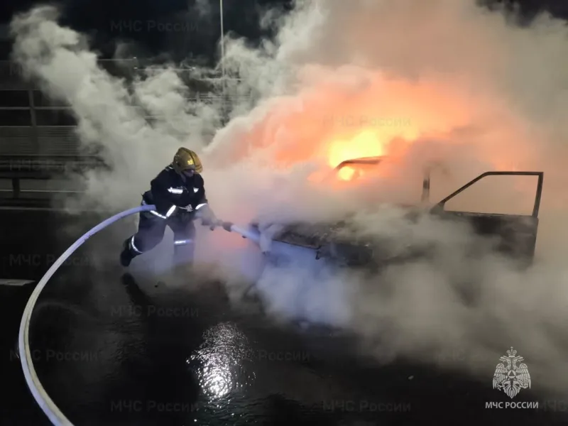 В Меленках тушили «заброшку», в Собинском районе - автомобиль