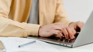 Жертва мошенников: житель Магнитогорска поверил в "выгодные" акции и лишился сбережений