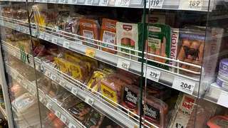 Сплошной крахмал и чуть-чуть мяса: Роскачество назвало марки сосисок, производители которых работают вопреки ГОСТу