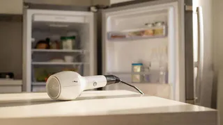 Мудрые хозяйки дуют на холодильник феном раз в год: а для чего?