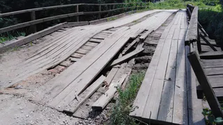 Проехал груженый ЗИЛ: в Сапожке рушится деревянный мост