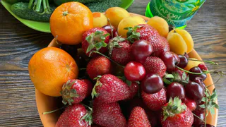 Именно эта ягода — самая вредная: а мы едим ее покупаем как деликатес, еще и детей заставляем есть