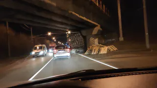 На Южной окружной "КАМаЗ" застрял под путепроводом