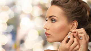 Названа причина, почему нельзя оставлять серьги в ушах во время сна