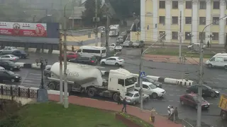 В центре Рязани фура снесла легковушку