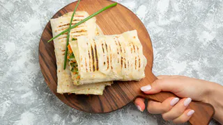 Рулет из лаваша с куриным мясом и сыром: приготовите быстрее, чем съедят — ещё добавку потребуют