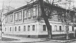 Вандалы изрисовали исторический дом на бульваре Гагарина в Брянске