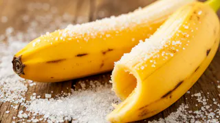 Банановую кожуру посыпаю солью — весь июль не нарадуюсь своей хитрости: лучший лайфхак для лентяев