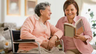 Уход за пожилыми и инвалидами могут сделать госуслугой