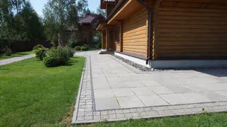 Залейте не камни, а утеплитель: отмостка с «пенным» материалом — и фундамент больше не промерзает