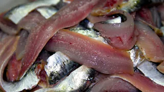 Эта рыба просто кишит паразитами: мы ее подаем на стол и даем детям. В ней нашли 10-метровых червей