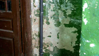 Воды нет, но вы держитесь: жительницу рязанского дома отрезали от системы водоснабжения