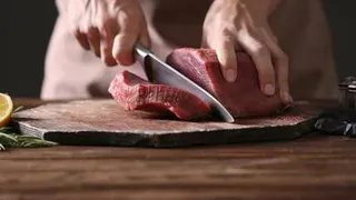 Назван вид мяса, который категорически запрещен пожилым людям