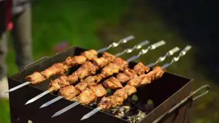 Шашлык из свинины будет таять во рту: необычный рецепт маринада, который творит чудеса