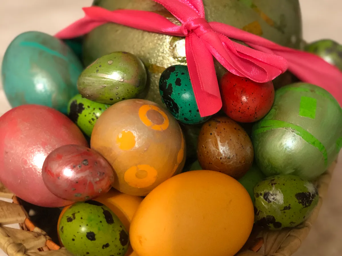 Ярче, чем от луковой шелухи: такой овощ окрасит яйца в золотой — пасхальные яйца произведут фурор