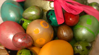 Не луковая шелуха, но натурально: вот так красим яйца на Пасху — без химии и со вкусом