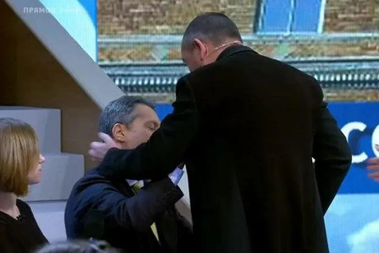 Популярному телеведущему в драке сломали нос