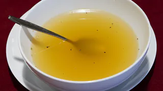 Куриный бульон будет прозрачнее слезы: добавьте это при варке мяса — ароматный и вкусный суп гарантирован