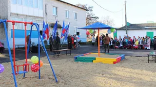 Большой брянский чиновник торжественно открыл… песочницу