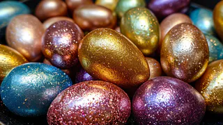 Этот способ облетел весь интернет, однако мало кто знает его секрет: красим космические сверкающие пасхальные яйца