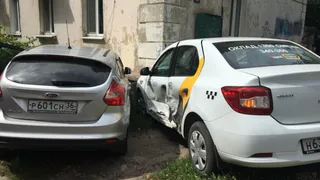 В Брянске иномарка с воронежскими номерами и такси врезались в дом