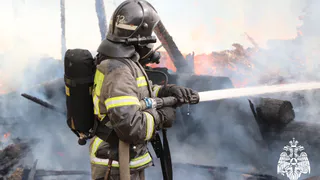 Пожарные ликвидировали крупное возгорание хозпостроек в Сыктывкаре