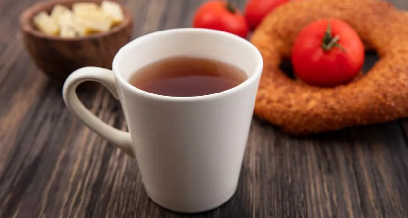 Вреднее сотни сигарет: любимый россиянами чай признан опасным — а мы сами пьем и детей травим