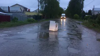 Народное фото–рязанцы заделали яму на дороге стиральной машиной