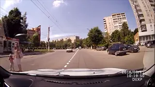 Рязанка с ребенком чуть не бросилась под колеса авто (видео)