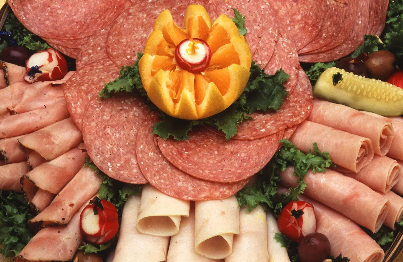 "Мяса нет, сплошная соя": в Роскачестве советуют не покупать такие марки колбасы даже по большой скидке